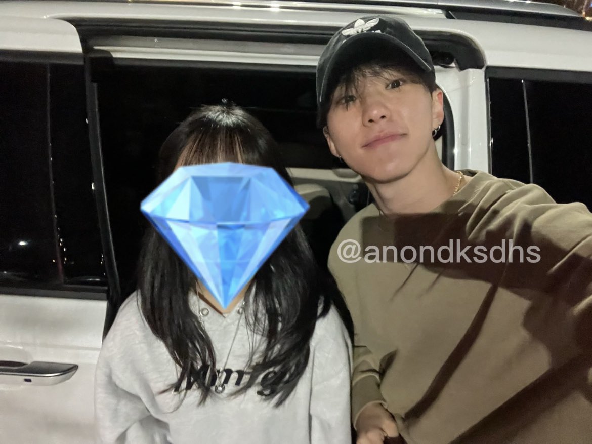 hoshzone's tweet photo. lrt for context, after seeing hoshi, op went back to their car with their family &amp; then hoshi &amp; his manager suddenly appeared behind them. op said that they got so flustered &amp; couldn’t think, but hoshi asked op “shall we take a photo together?” so they took one :) https://t.co/rvVybMDtJ7