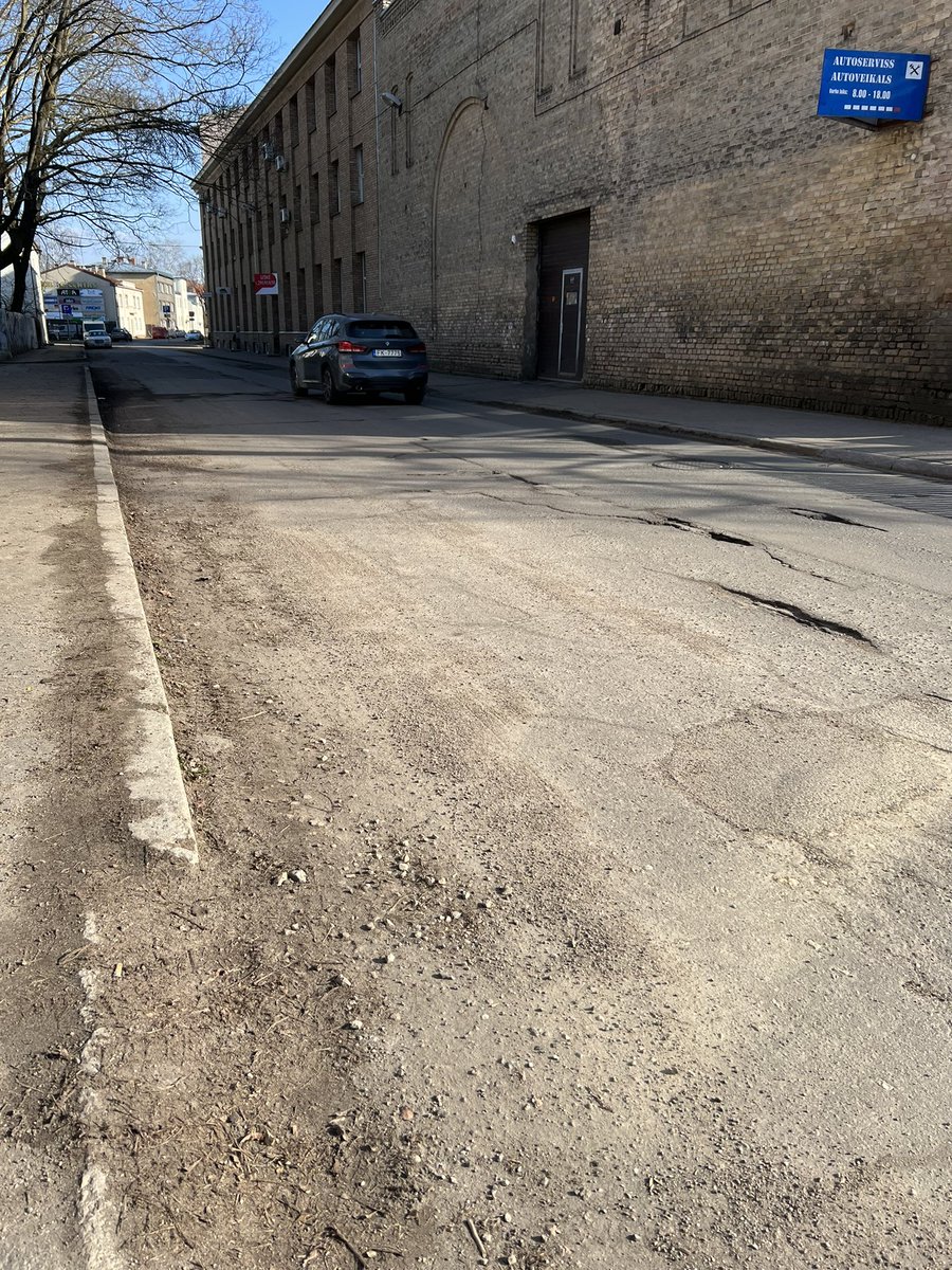 sakoptRigu's tweet photo. @RigasDome, vai pāragri prasīt, kad ielas būs tīras pēc ziemas vai “2.šķiras” ielas ir kāda cita pārziņā?📍Ūnijas iela @Olafs_Pulks #Riga #Rīga #iela #pavasaris #bedres https://t.co/K31pa0EVdk