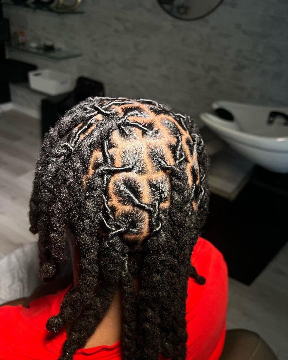 18_locs's tweet photo. Magic 🪄 Hands 🙌 by IG:definedbybre 👸. SWIPE 👉➡️
•
.
#loctips #atllocstylist #locknowledge #locinspiration #locjourney #starterlocs #goddesslocs #curlyhair #loclivin #locs_18 #locs_18_pic https://t.co/AxG9iFCLYO