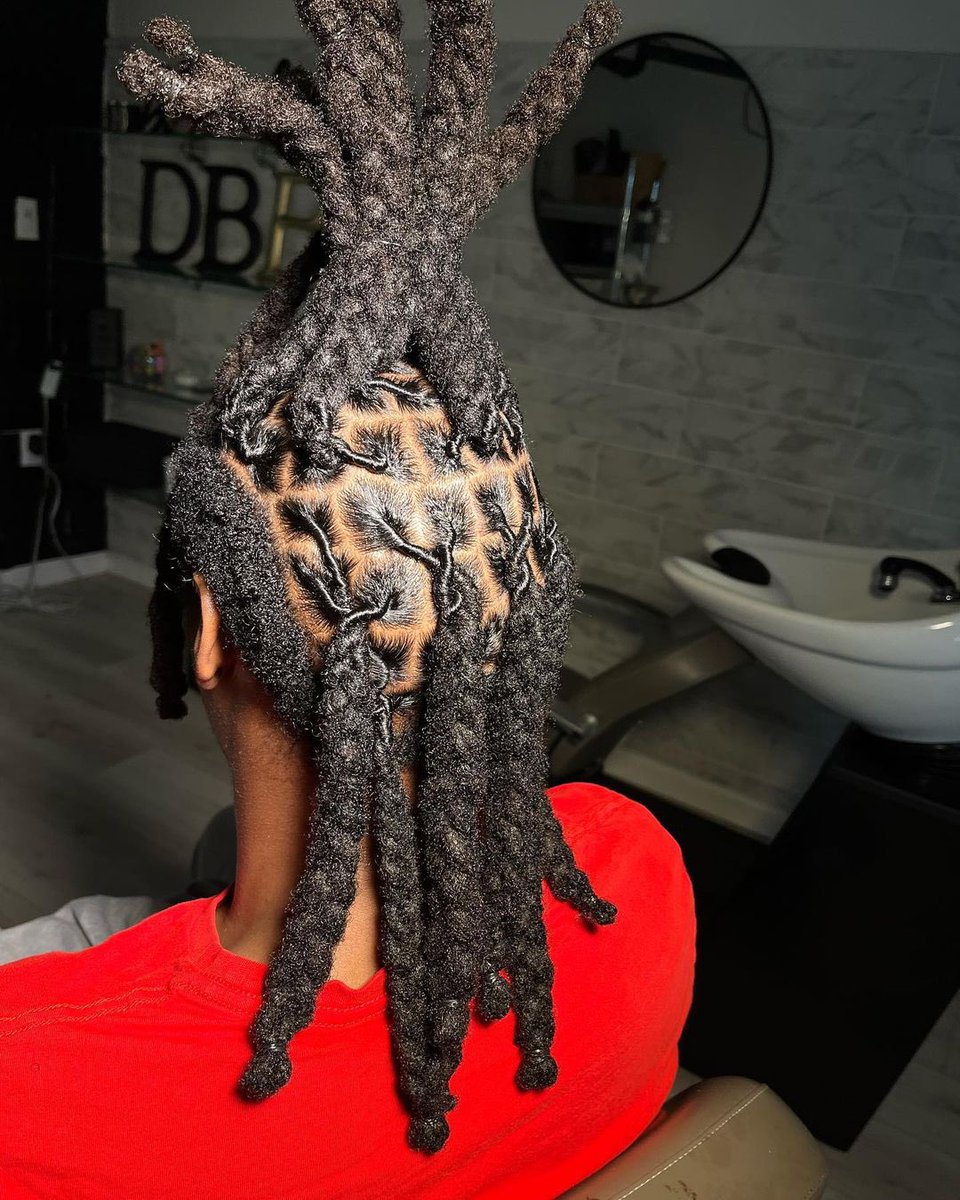 18_locs's tweet photo. Magic 🪄 Hands 🙌 by IG:definedbybre 👸. SWIPE 👉➡️
•
.
#loctips #atllocstylist #locknowledge #locinspiration #locjourney #starterlocs #goddesslocs #curlyhair #loclivin #locs_18 #locs_18_pic https://t.co/AxG9iFCLYO