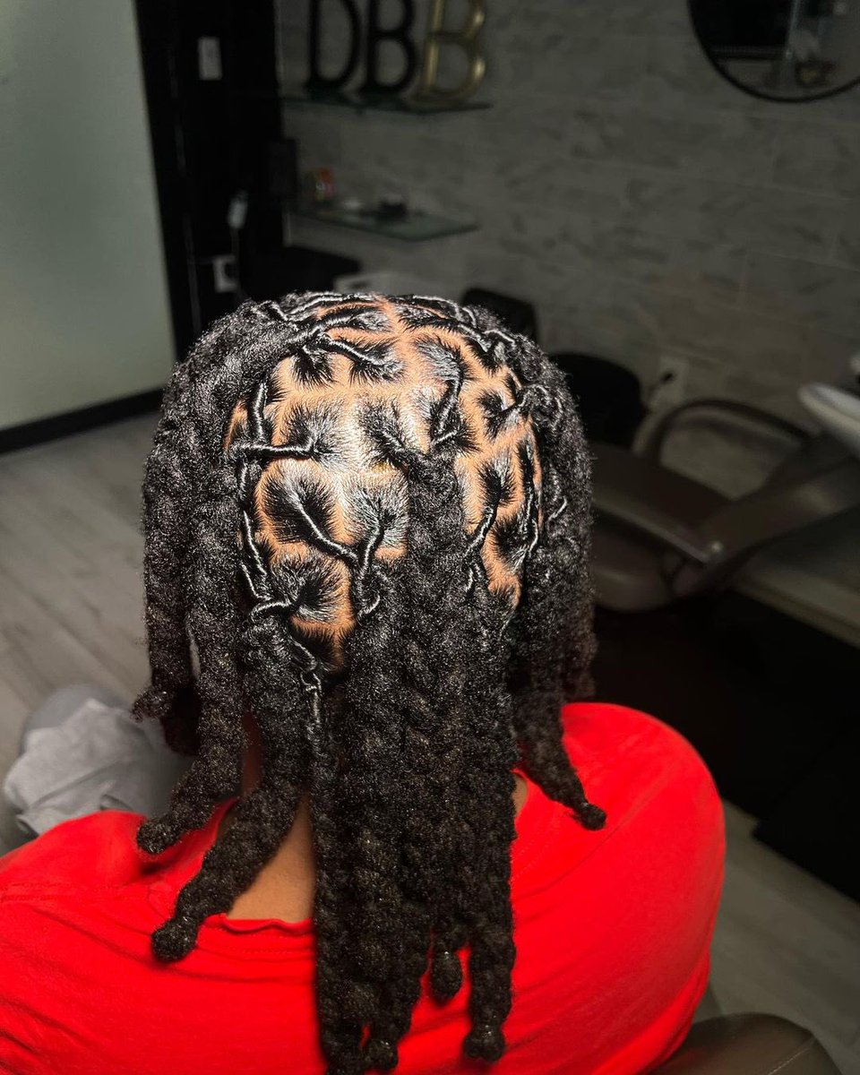 18_locs's tweet photo. Magic 🪄 Hands 🙌 by IG:definedbybre 👸. SWIPE 👉➡️
•
.
#loctips #atllocstylist #locknowledge #locinspiration #locjourney #starterlocs #goddesslocs #curlyhair #loclivin #locs_18 #locs_18_pic https://t.co/AxG9iFCLYO