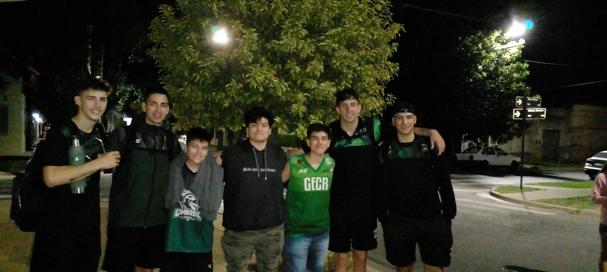 MANUNICO's tweet photo. Que felicidad recibirlos,disfrutarlos y alentarlos el.sentimiento no entiende de distancias #gycr https://t.co/N2DVXhB26B