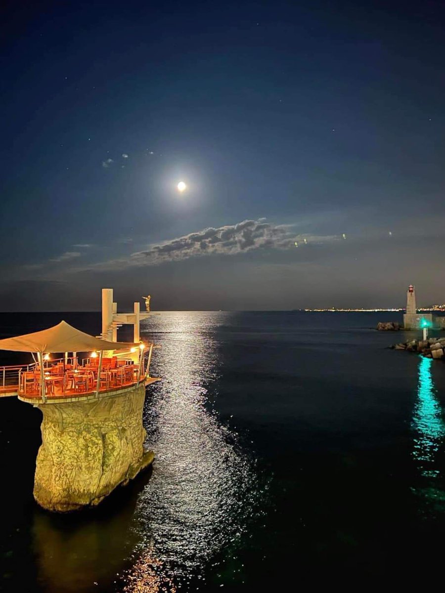 Restaurant #LePlongeoir  #nice06cotedazur  
Magnifique photo de Ittij Hammouche 🙏🙏

#nicefrance #nicecotedazur #Nice #cotedazur #CotedAzurFrance