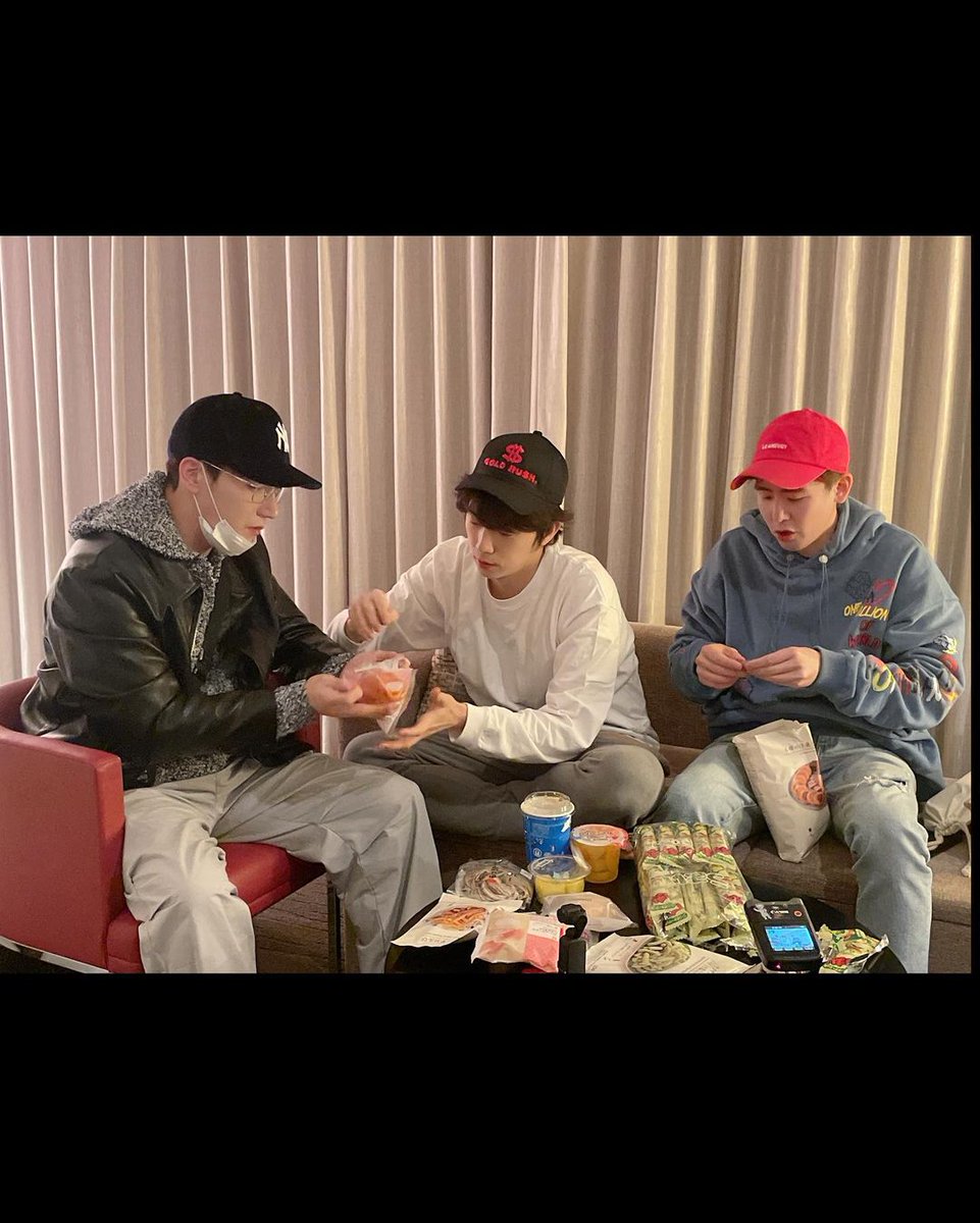 2pmalways's tweet photo. [2PM IG]
Japanese vlog of the three puppies who had the hardest time keeping quiet 🇯🇵 | Laughter, visual, cuteness, cheekbones lifting guaranteed😆

#Last #MingPuppy #UnreleasedFootage
#WeekendGift #ForHottest #🩷❤️💙
https://t.co/9TqpIDbSSQ https://t.co/eXESs6CY2Z