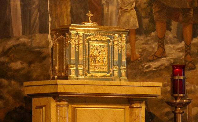 sscjusa's tweet photo. If you are tired, worn, empty of life. Disillusioned and anxious.  Find a Catholic Church.  Go and sit before the tabernacle.  He is there.  He understands.  He will help you find rest. https://t.co/OjyWw3AQOZ