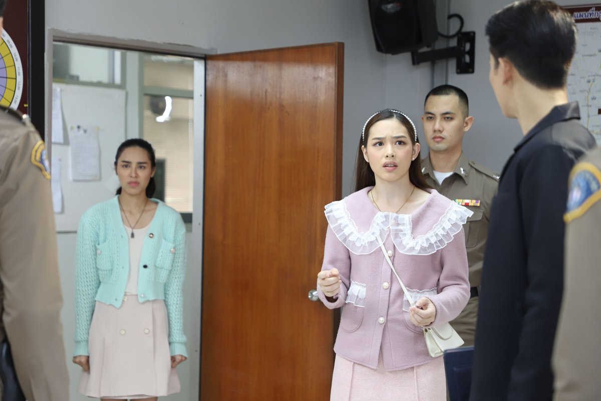 arlongfamily's tweet photo. ขนาดสาวเดือนยังตกใจที่นายหล่อคือระพี #เลือดเจ้าพระยาEP17 https://t.co/QF1wgiPbNI