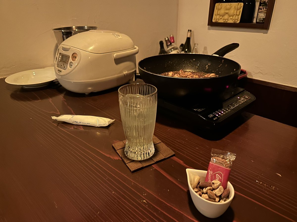 zuien815's tweet photo. バーなのに麻婆豆腐のいい匂い
#千駄木 #バー #bar #rayover https://t.co/0js32myCjG