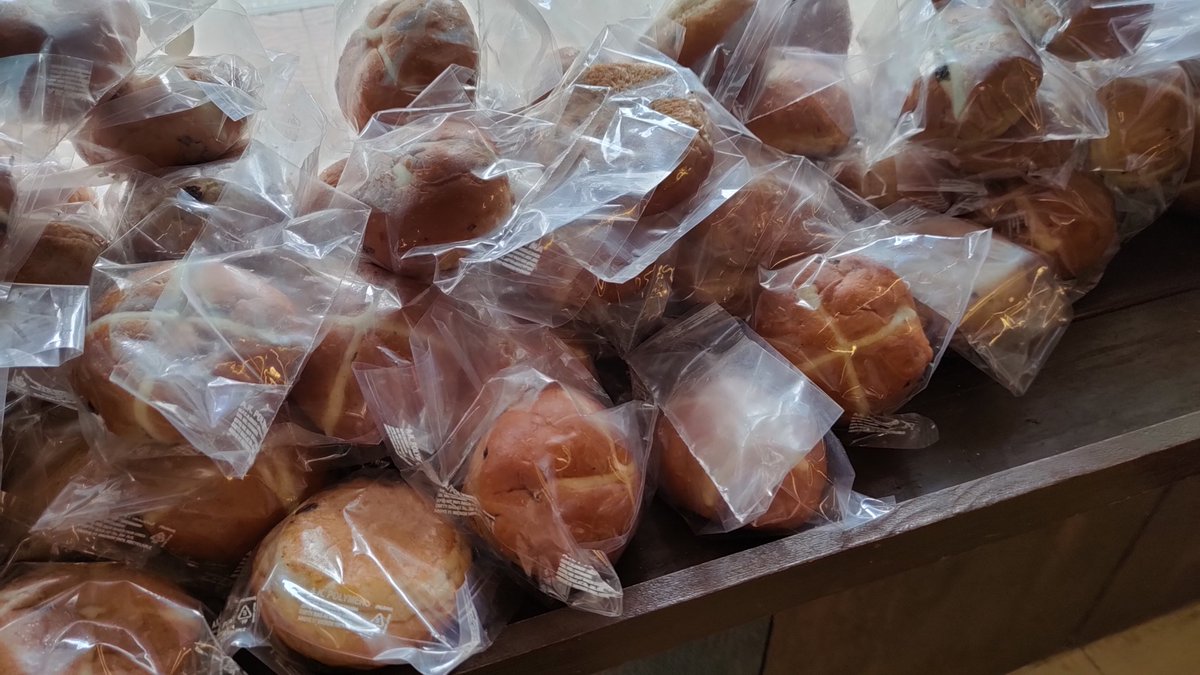 katyalnikhil's tweet photo. #HotCrossBuns adorn a local baker's display. #Bun marks the end of #Lent. Cross represents the #crucifixion of #Jesus, the #spices inside signify the spices used to #embalm him at his burial. #FoodAndAllThat https://t.co/ydGxofVb31