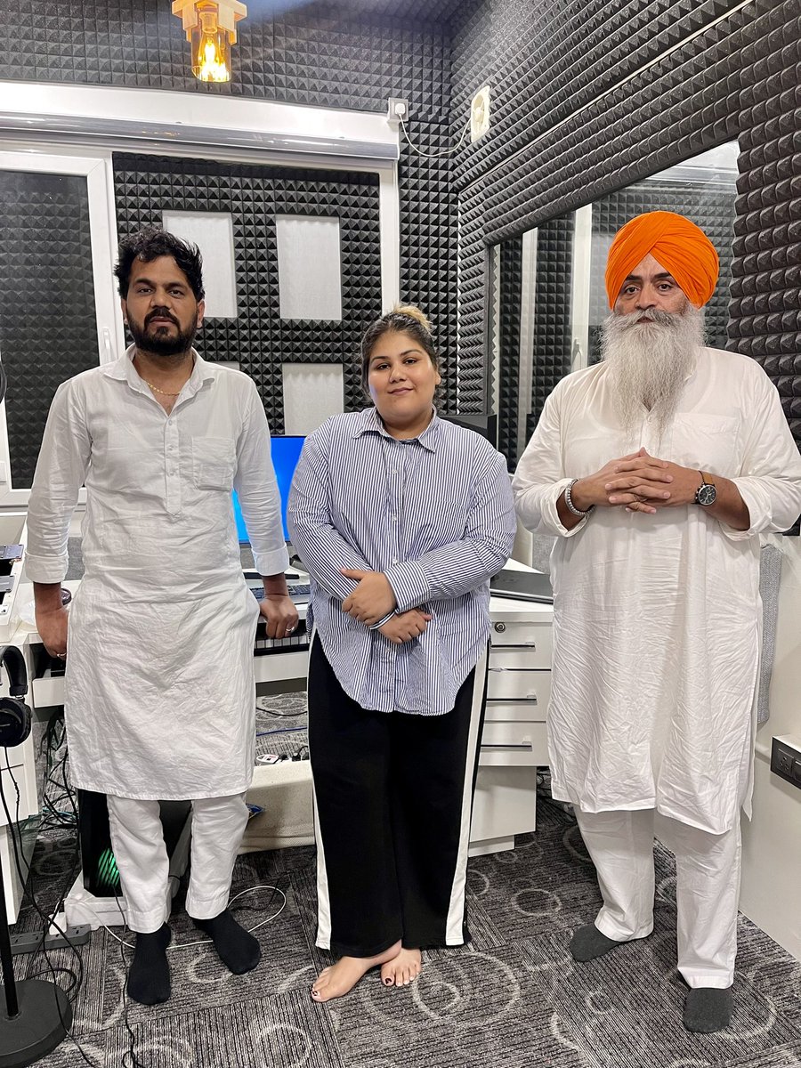 palsidhu182's tweet photo. #daaro #title #song ##dubb with #awesome #vocalist @simirankaur_dhadli #director @amardeepsinghgill_official @fchahal nd ur @musicempire.info 🥰🥰#Baba ji sabh Te Meher kreo 👏🥰#musicempire #simrankaurdhadli
https://t.co/IG3L96vQiv https://t.co/PcpCLetXql