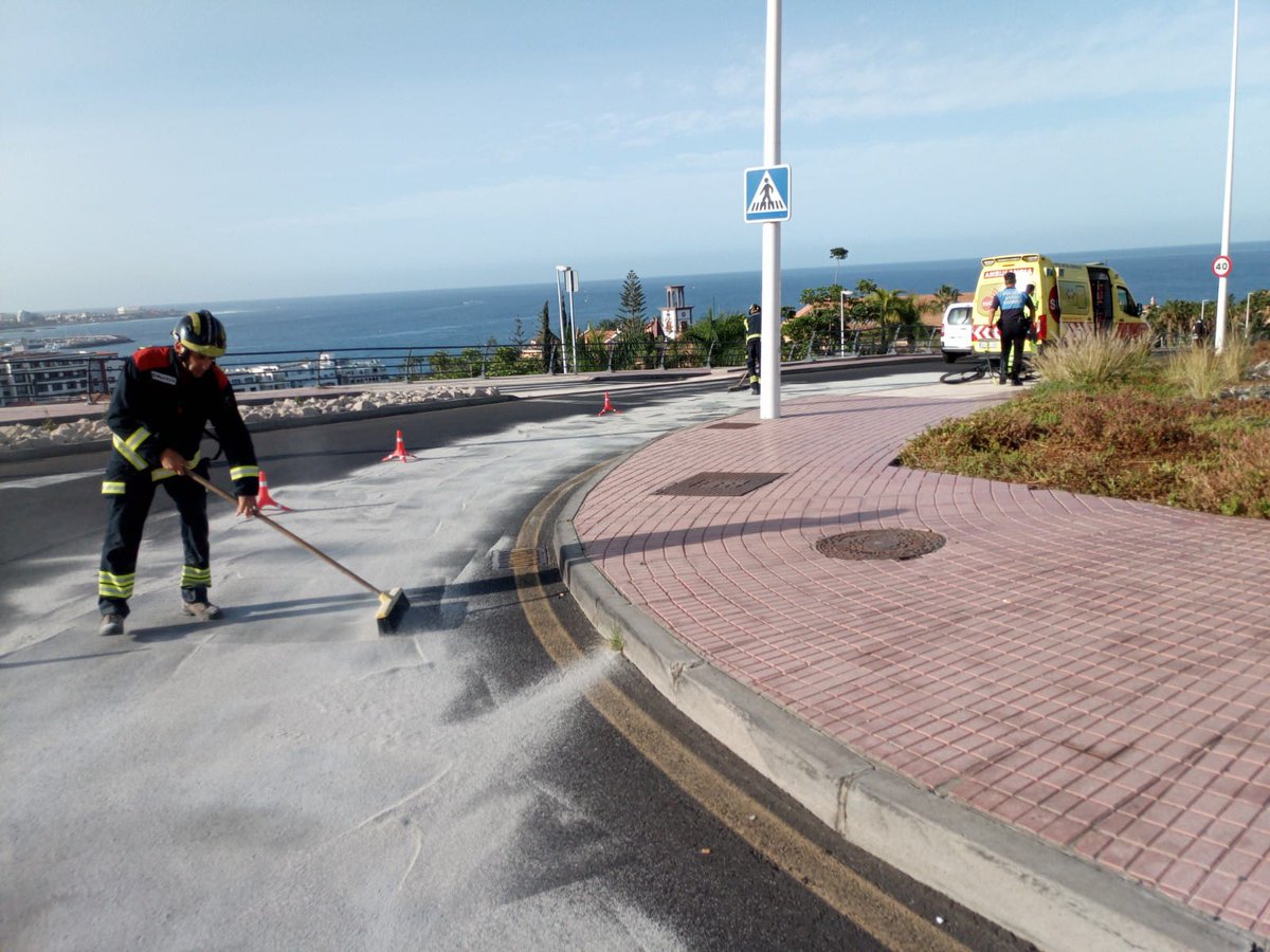 BomberosTf's tweet photo. ↘️ #BomberosTf realizó ayer la limpieza de la calzada en Adeje. 

👨‍🚒 Miembros del Parque de Bomberos de San Miguel y Bomberos Voluntarios de Adeje fueron activados ayer para limpiar la calzada por pérdida de gasoil de un vehículo en diferentes puntos de la Avenida Bruselas. https://t.co/oNwWT3zsgI