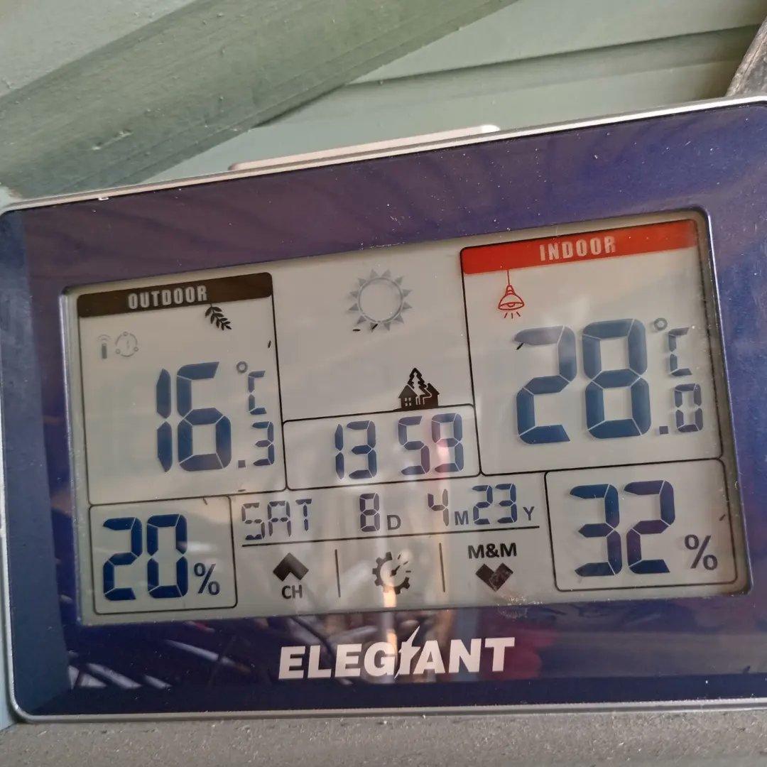 ngsgardenhook's tweet image. It's a tad warm in my potting shed today. This is with the shed door open.... For comparison last night's temperatures #MINMAX #talesfromthepottingshed