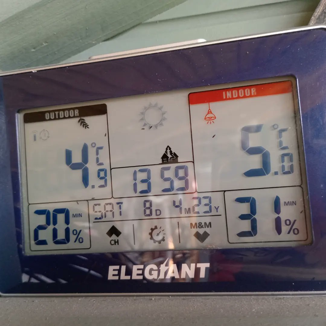 ngsgardenhook's tweet image. It's a tad warm in my potting shed today. This is with the shed door open.... For comparison last night's temperatures #MINMAX #talesfromthepottingshed