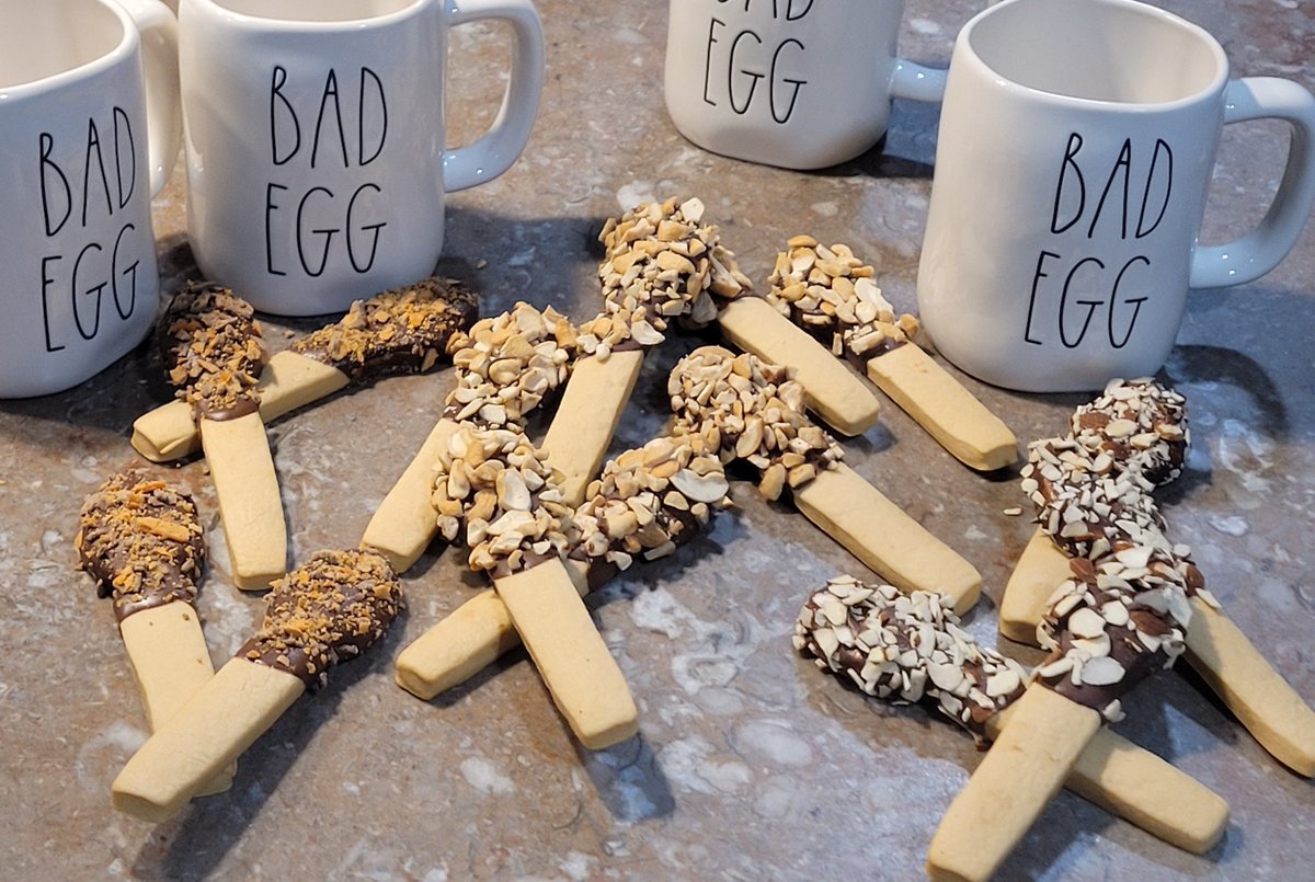 CakebusMN's tweet photo. Edible spoon cookies! Perfect for any coffee lover😍

Each caramel, cream cheese, sugar cookie spoon is dipped in rich milk chocolate, then dipped in chopped cashews, slivered almonds, or #Butterfinger crumbles.

Saturday 7am-2pm #Easter2023🐣🐇

#CAKEBUS #FlourChildCreations https://t.co/nG431KRnQG