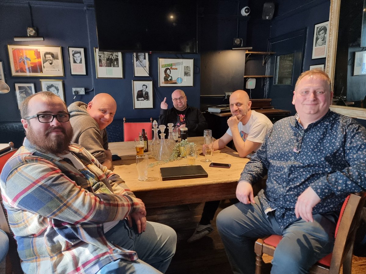 2000adSouthern's tweet photo. The Southern Contingent are having a few drinks upstairs in @bowsttavern
The signing is over, so it's now time to relax for the afternoon 🍺
Apparently I hear that #Tharg may make an appearance @Mac_1
#comics #fandom #friends #fun https://t.co/JD0jrtW6T6