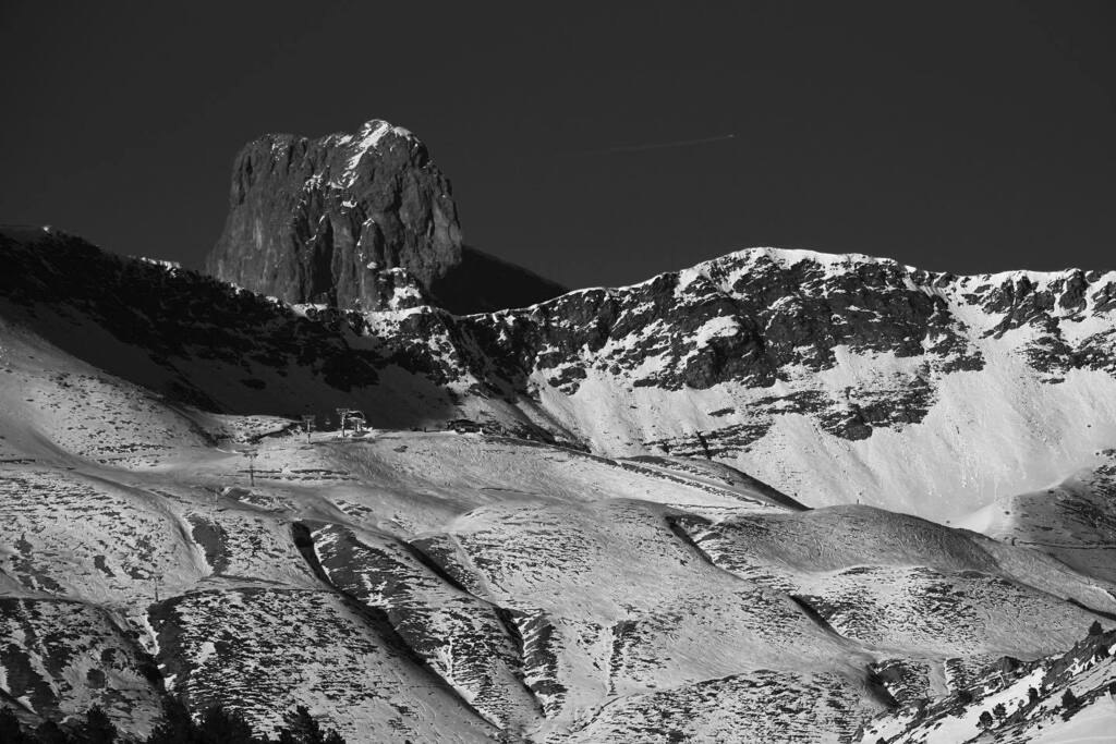 Astún y el Pic de Midi al fondo, desde Candanchú #rock #peak #pirineus #pirineos #pyrenees #mountains #fujifilm_es #fujifilmxseries #fujifilmglobal #fujifilm #bnw #bw #bn instagr.am/p/CqxyLFFIpGP/