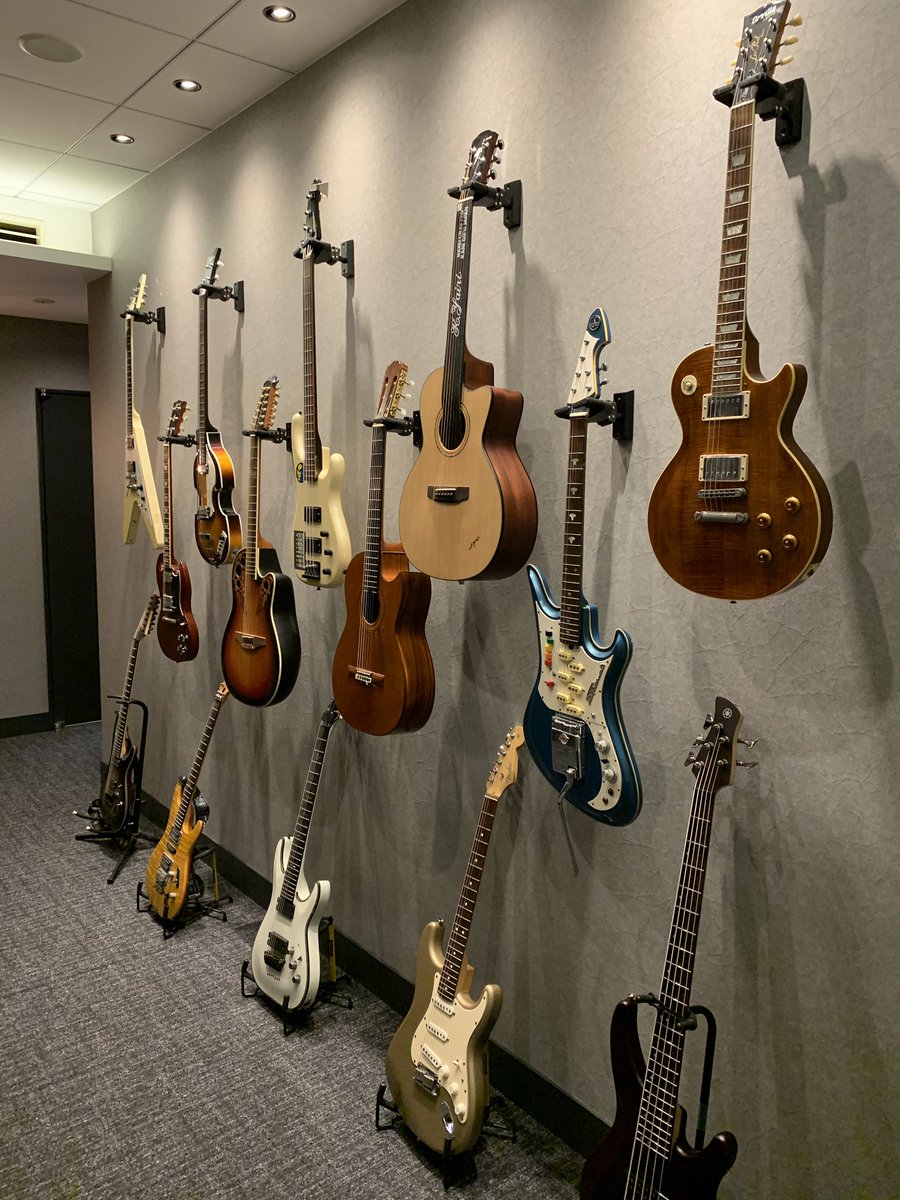Rich_guitarist's tweet photo. 通路の壁
ズラリと並んだSNK SOUND TEAMメンバーの楽器群。楽器屋さんみたい🤣これでも半分くらいかな?残りは執務室に並んでます。
#snk #snksoundteam #soundroom #recordingstudio #dolbyatmos https://t.co/IIRUgzsDih