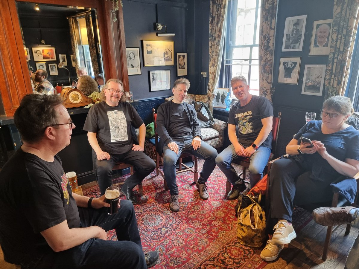 2000adSouthern's tweet photo. The Southern Contingent are having a few drinks upstairs in @bowsttavern
The signing is over, so it's now time to relax for the afternoon 🍺
Apparently I hear that #Tharg may make an appearance @Mac_1
#comics #fandom #friends #fun https://t.co/JD0jrtW6T6