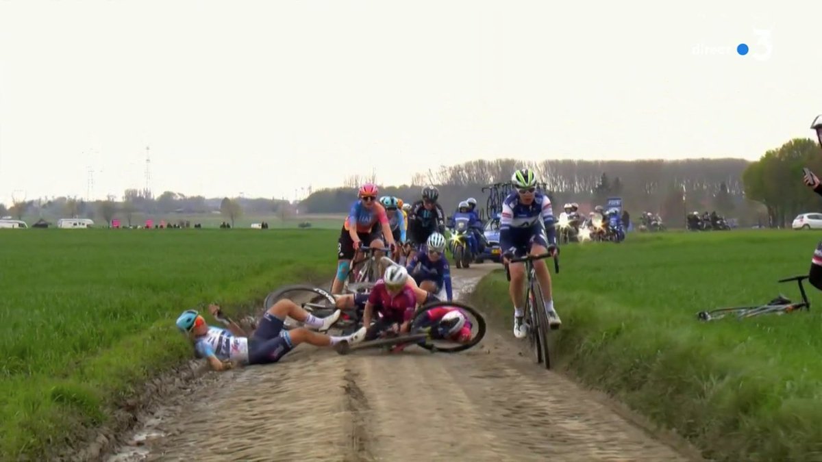 RoubaixFemmes's tweet image. 🏁 37km

💥 Big crash in the favourites group. Only @romykasper manages to avoid it. 

💥 Grosse chute dans le groupe des favorites. Seule Romy Kasper parvient à l'éviter.

#ParisRoubaixFemmes #WatchTheFemmes