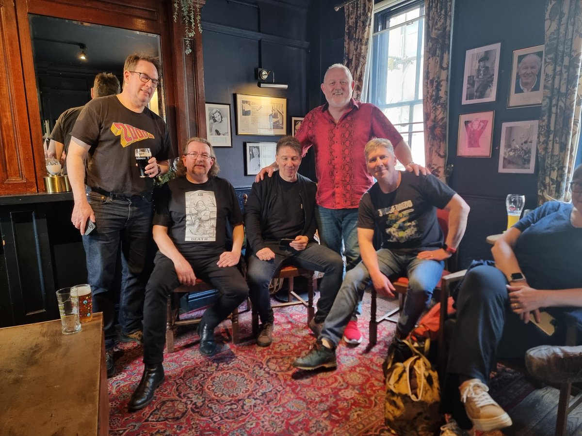 2000adSouthern's tweet photo. The Southern Contingent are having a few drinks upstairs in @bowsttavern
The signing is over, so it's now time to relax for the afternoon 🍺
Apparently I hear that #Tharg may make an appearance @Mac_1
#comics #fandom #friends #fun https://t.co/JD0jrtW6T6