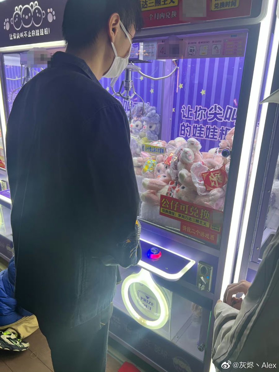 WolvesIDV_Intl's tweet photo. #Wolves_Alex's Weibo post:
😏 It's been so long since we went out so I drove my childhood car with Huan and also ate Haidilao!! I'll do a lucky draw and pick 50 winners from the comments for my custom portrait!
Original post: https://t.co/4svygSj5FJ https://t.co/3UXrubMaTO