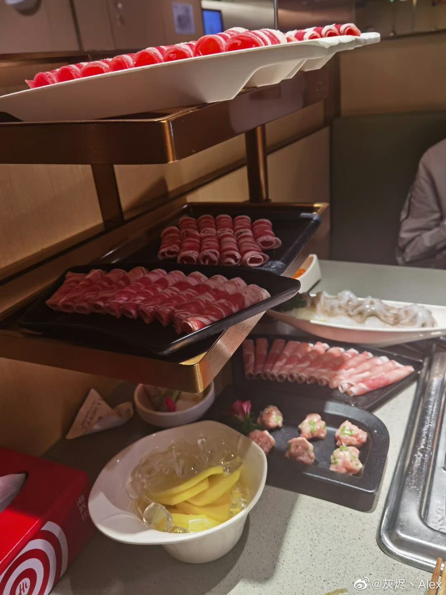 WolvesIDV_Intl's tweet photo. #Wolves_Alex's Weibo post:
😏 It's been so long since we went out so I drove my childhood car with Huan and also ate Haidilao!! I'll do a lucky draw and pick 50 winners from the comments for my custom portrait!
Original post: https://t.co/4svygSj5FJ https://t.co/3UXrubMaTO
