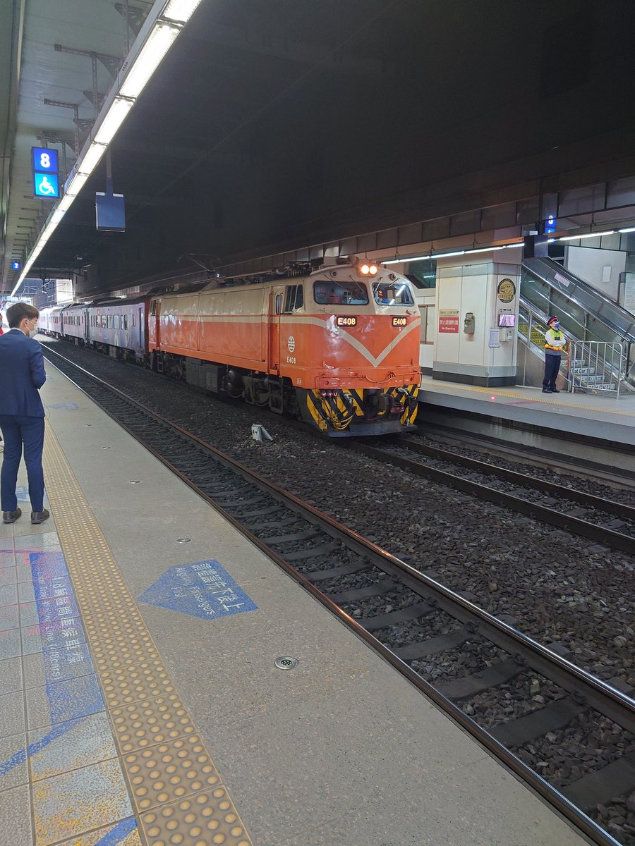 公開されましたので、台湾の思ひでUPします。
列車の写真は動画でもお話の有りました。臺鐵１列車の観光号です。