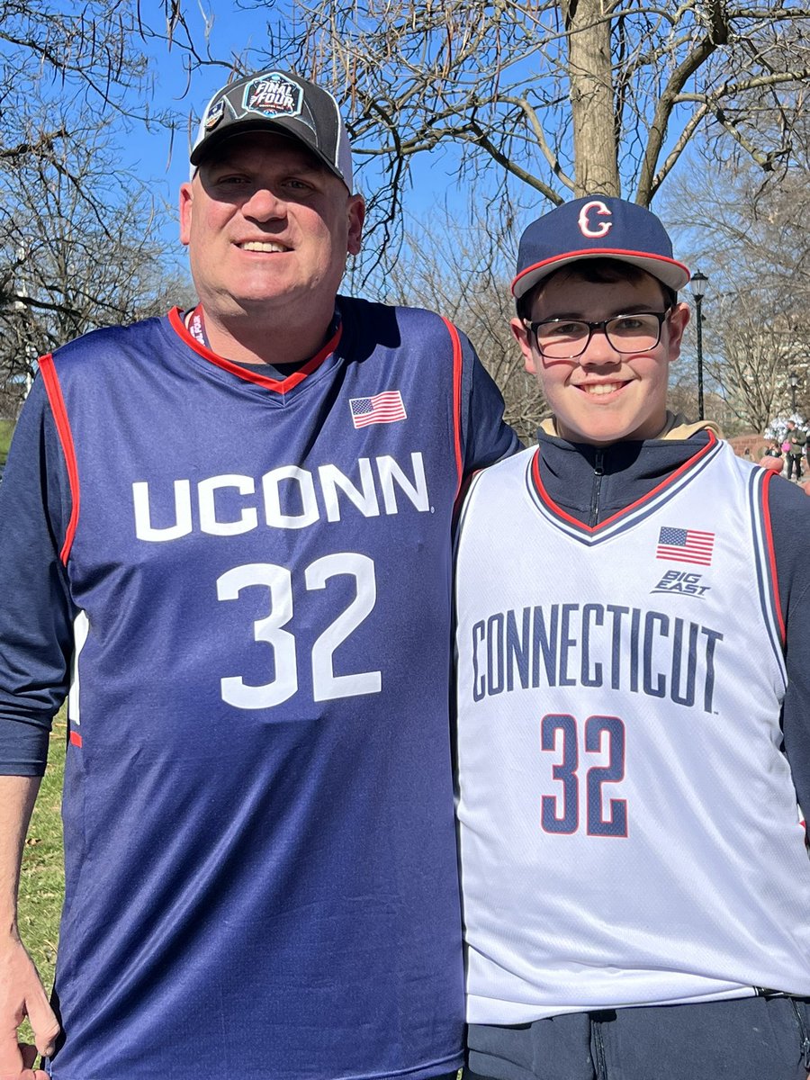 guandarama's tweet photo. @clingan_donovan , your father’s a gem! #huskies4life #bristolmagician https://t.co/tc8tpQFZkN