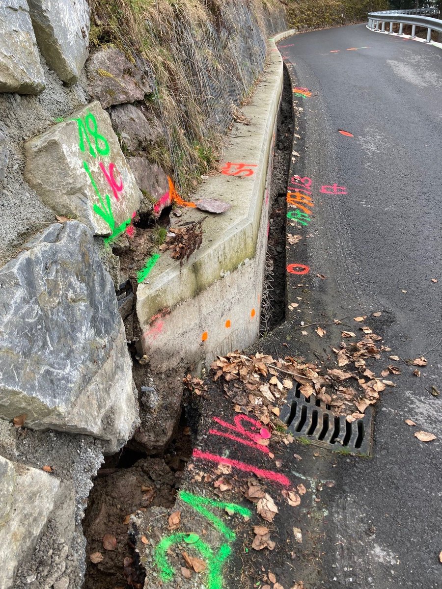 Update: Die Evakuationen in der Rutschung Wagenrunse wurden aufgehoben. Die Bewohner können zurückkehren. Das Gebiet wird weiterhin überwacht &amp; Messungen durchgeführt. Niderentalstrasse bleibt gesperrt, Zufahrt nur für Notfälle möglich. #Wagenrunse #Evakuierung #Sperrung|