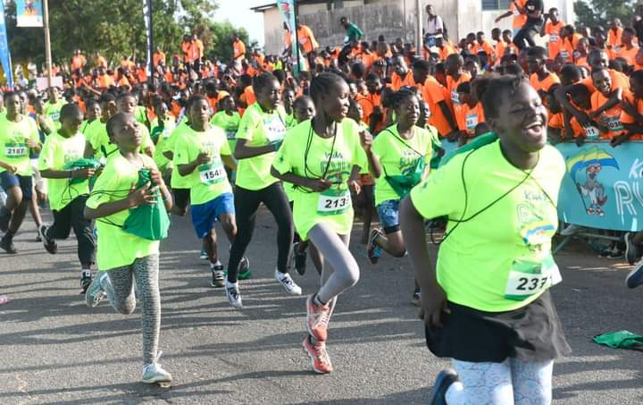 MbinaEdgard's tweet photo. Nous avons pris part ce matin à la 5è édition de la compétition «10 km de POG» de @Perenco.  La participation fut massive. Le @PresidentABO a donné le coup d'envoi, et la fête fut belle. https://t.co/Q3E0FvcwAN
