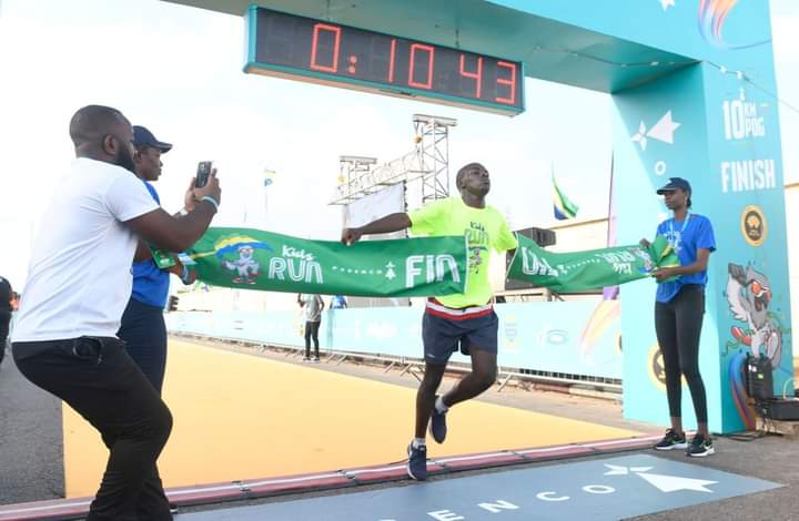 MbinaEdgard's tweet photo. Nous avons pris part ce matin à la 5è édition de la compétition «10 km de POG» de @Perenco.  La participation fut massive. Le @PresidentABO a donné le coup d'envoi, et la fête fut belle. https://t.co/Q3E0FvcwAN