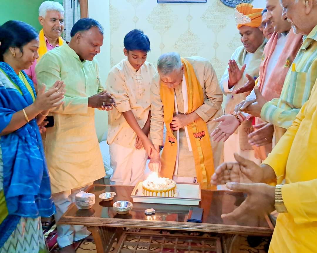 tarunsethbjp's tweet photo. वरिष्ठ भाजपा नेता तरुण कुमार सेठ ने अपने आवास पर केक कटवाकर , मुकुट पहनाकर और तस्वीर देकर परिवार के सदस्यों के साथ मनाया कैबिनेट मंत्री चौधरी लक्ष्मीनारायण जी का जन्मदिन। https://t.co/NwzyGBBqTu