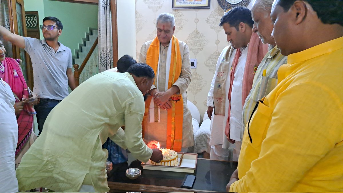 tarunsethbjp's tweet photo. वरिष्ठ भाजपा नेता तरुण कुमार सेठ ने अपने आवास पर केक कटवाकर , मुकुट पहनाकर और तस्वीर देकर परिवार के सदस्यों के साथ मनाया कैबिनेट मंत्री चौधरी लक्ष्मीनारायण जी का जन्मदिन। https://t.co/NwzyGBBqTu