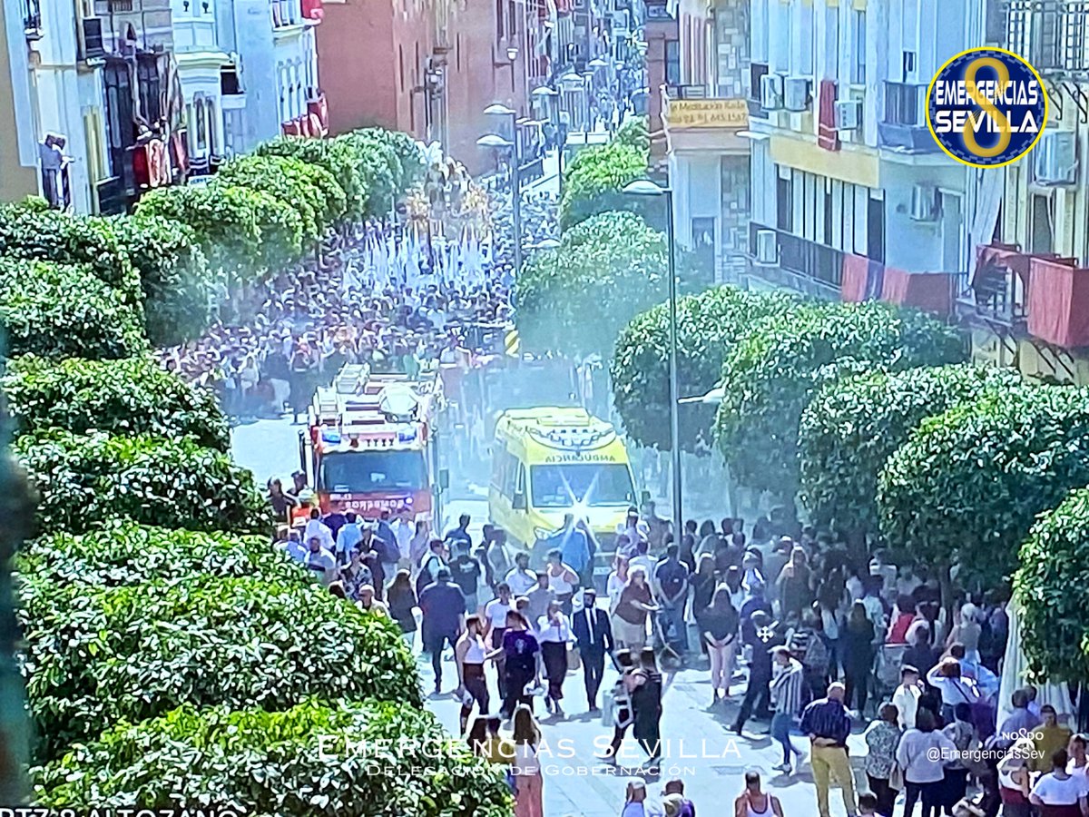 EmergenciasSev's tweet photo. 🔴16:30 h. La @HdadSanGonzalo continúa con normalidad la marcha tras la intervención de #Bomberos @PoliciaSevilla y #E061 en un conato de incendio en un contenedor de basuras dentro de un establecimiento de la calle San Jacinto.
#SabadoSanto2023 #SSantaSevilla23 https://t.co/ITIKGV8waR