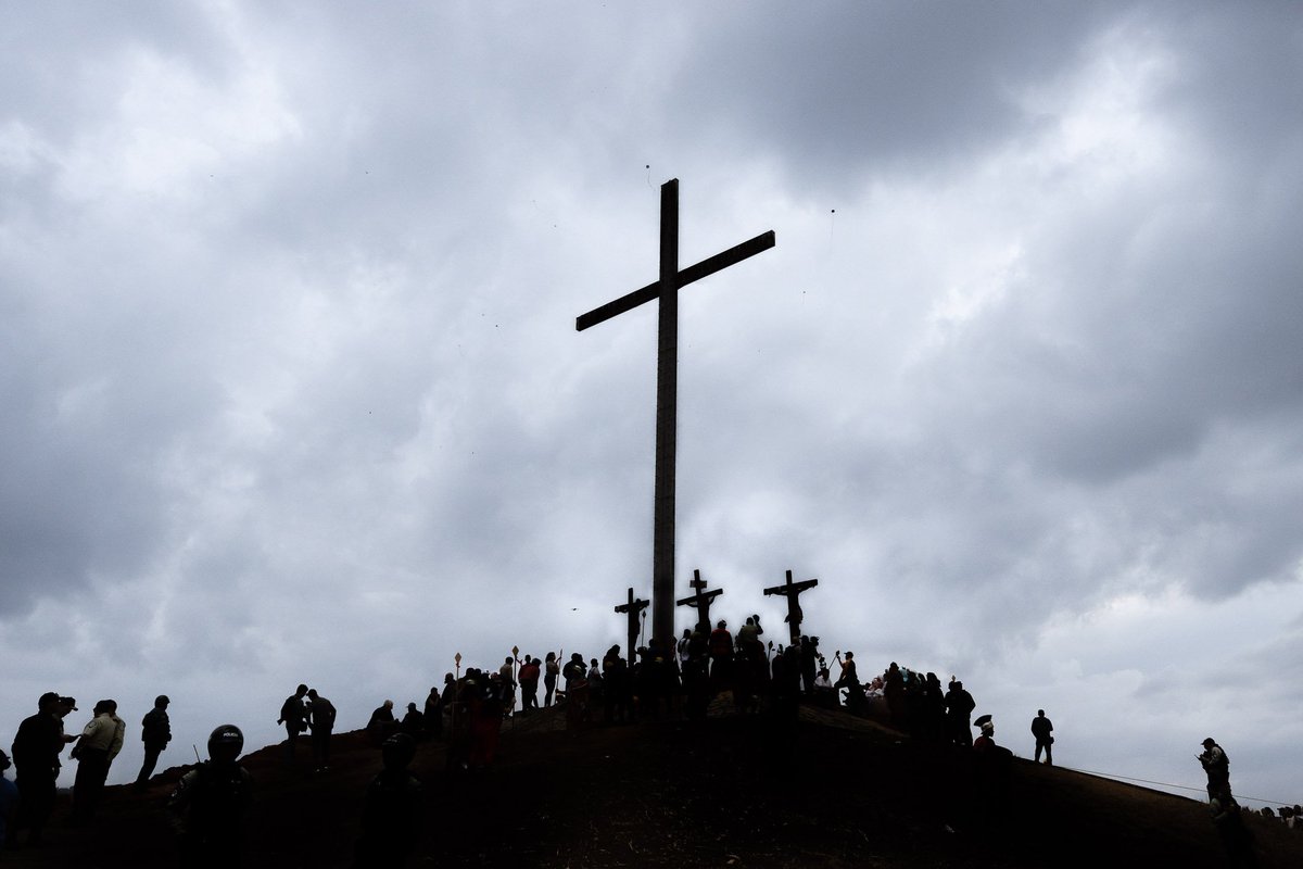 Desde las altas colinas de Petare, los vecinos del sector El Morro y otros lugares adyacentes disfrutaron nuevamente, de la representación de la pasión y muerte de Jesucristo, una tradición arraigada en la zona popular desde hace más de tres décadas. #ViaCrucis #vienessanto