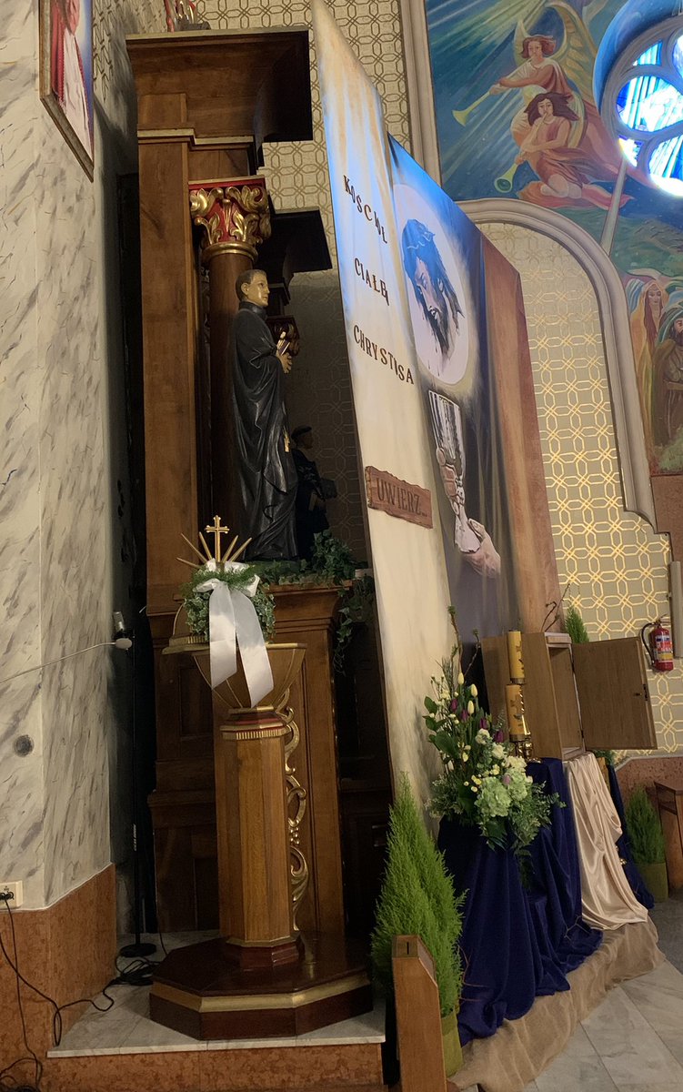KarOlszewski's tweet photo. @piotr_ulrich @fssp_roma Czasem żeby zrobić ładna ciemnicy trzeba zasłonić jakiś stary boczny ołtarz. https://t.co/PXzmpWp7pr