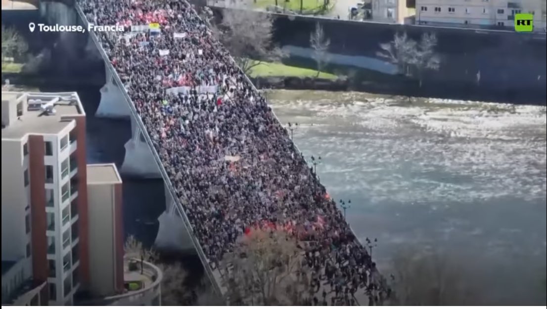 THIS IS HUGE!!!

You know when MSM don’t give the truth of the whole situation?? 

Well, here’s just some of the protestors crossing a bridge in France 🇫🇷 

Sorry for bad screenshot 

#YellowVests
#WEFPuppetMacron
