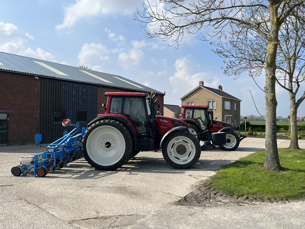 LoonbdrfKNUIT's tweet photo. Wij wensen iedereen fijne paasdagen. Na de Paasdagen hopen wij aan de slag te kunnen met dubbele capaciteit om bieten te zaaien met de schijvenzaaimachines van @MonosemOfficiel https://t.co/j7aaF4U4RC