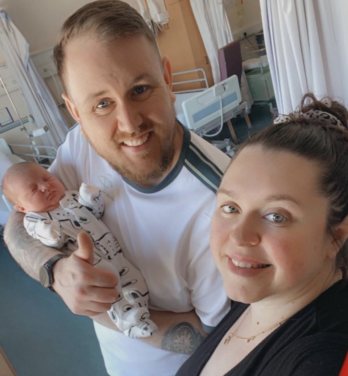 🥳 HAPPY NEWS: On Friday, during the breakfast show, we spoke to Ryan from Room 4 of Edinburgh’s Royal Infirmary as his wife was in labour.

They were listening to the Top 10 Till Ken and had a guess at the year as Steph’s waters broke. 

24 hours after that call we got the news