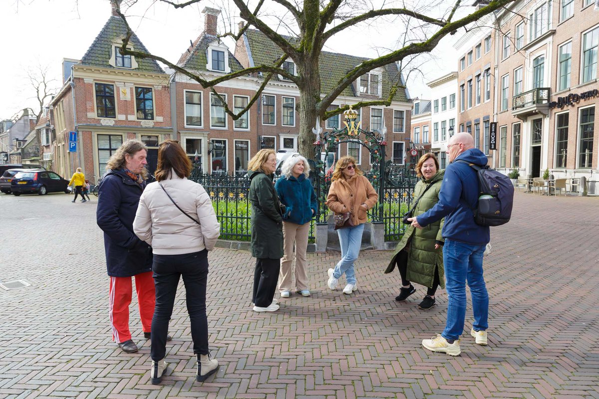 FotoSimon's tweet photo. Hatsjeeee, weer een toffe #Fototour door #Leeuwarden gedaan. De eerste en misschien wel de laatste van dit jaar (denkhetniet). En we kwamen ook nog even Michel tegen van de miniatuurpeople en Hein van het DNA van Leeuwarden. Gecelli, maar wel frisjes in de hoofdstad. https://t.co/lxrUuCFzzK