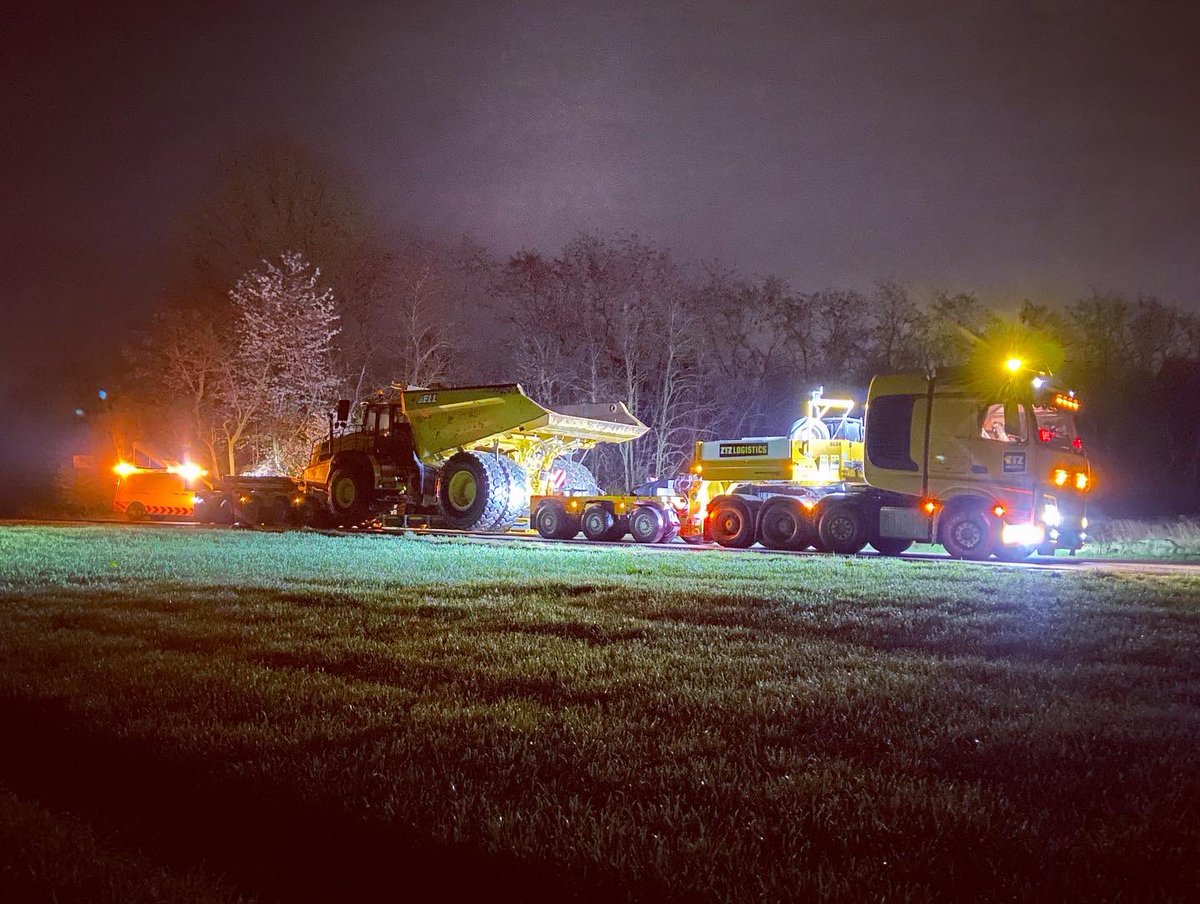 BelgoPilotsBE's tweet photo. Heavy, wide, long or high, we brought everything in all wind directions. 🌤️

🇳🇱🇧🇪🇱🇺🇫🇷🇩🇪

#uitzonderlijkvervoer #convoiexceptionnel #transportexceptionnel #exceptionaltransport #abnormalload #schwertransport #bredlast #langlast 

✉️ pilots@belgopilots.be
🌐 https://t.co/xTDY7FIZud https://t.co/6gAWA7GFQu