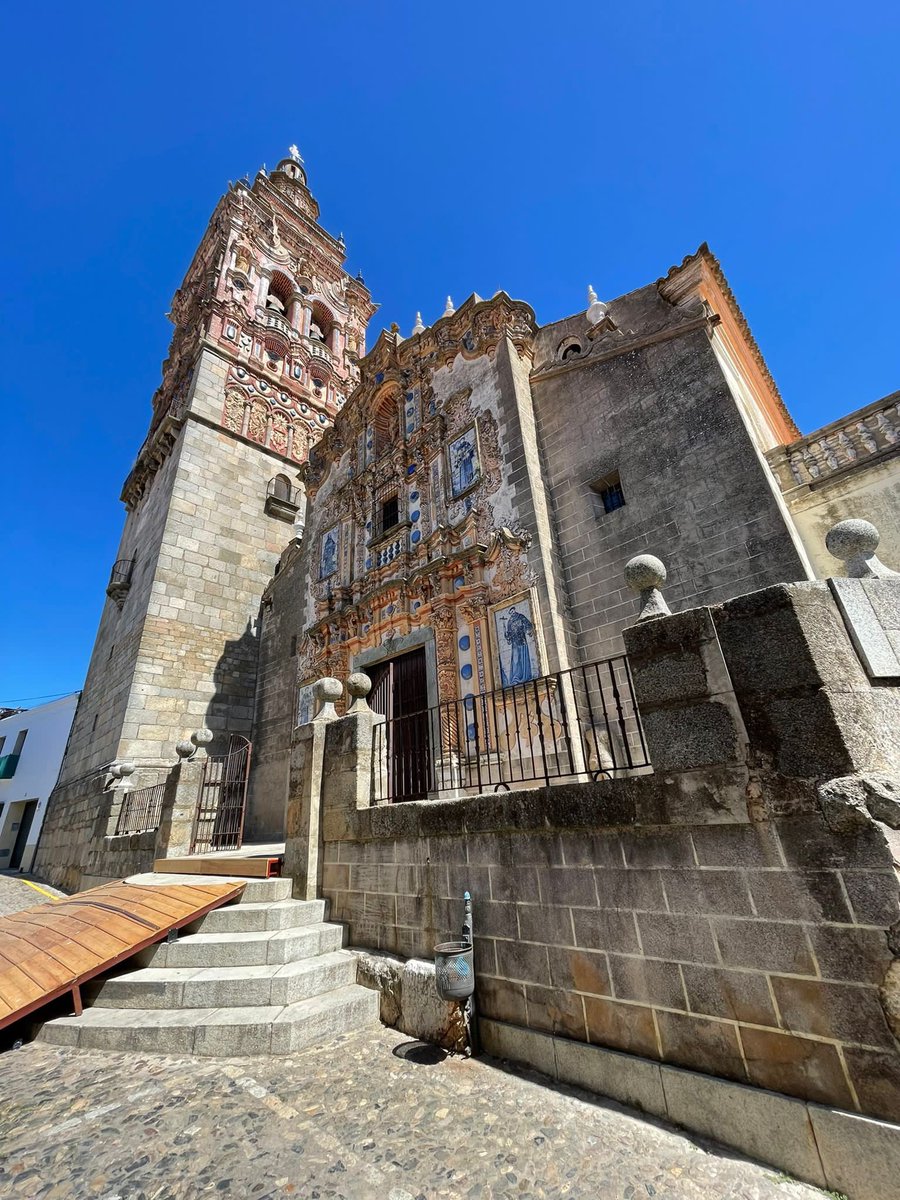 Blogdestina2's tweet image. #SemanaSanta2023 en @Extremadura_tur 👉🏼 Jerez de los Caballeros tiene una visita #indispensable por sus impresionantes iglesias como la de San Bartolomé (subid al campanario, las vistas son espectaculares), su buen ambiente en la Plaza de España y sus procesiones.