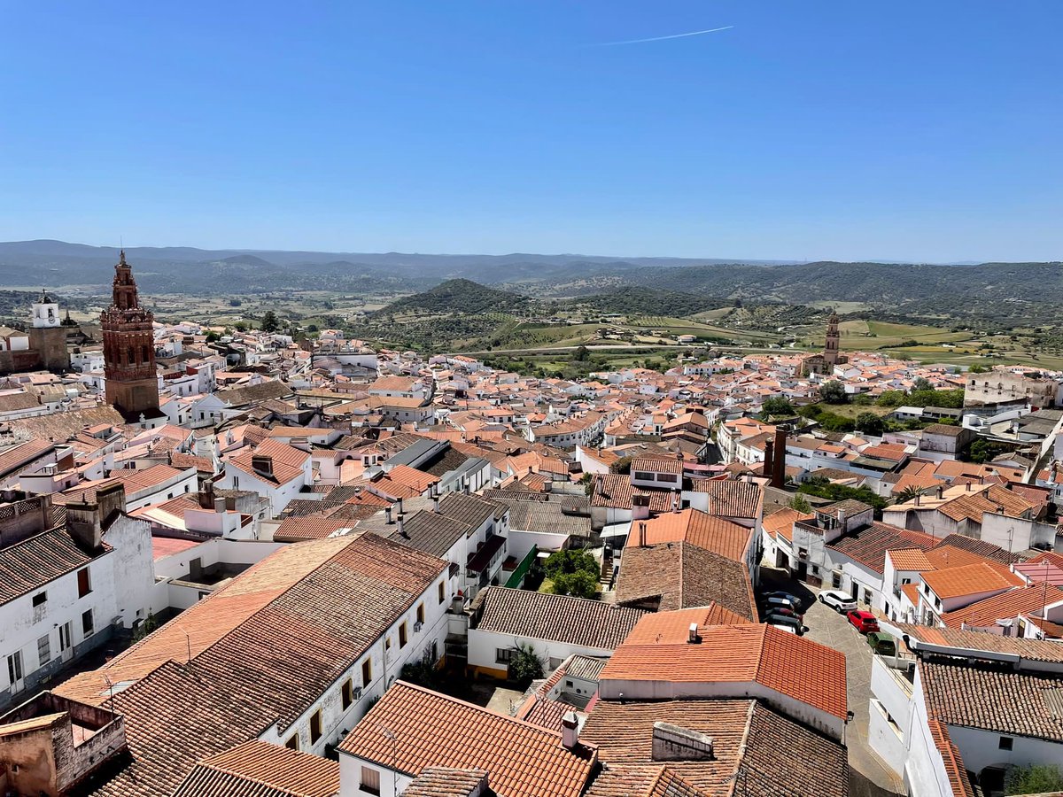 Blogdestina2's tweet image. #SemanaSanta2023 en @Extremadura_tur 👉🏼 Jerez de los Caballeros tiene una visita #indispensable por sus impresionantes iglesias como la de San Bartolomé (subid al campanario, las vistas son espectaculares), su buen ambiente en la Plaza de España y sus procesiones.