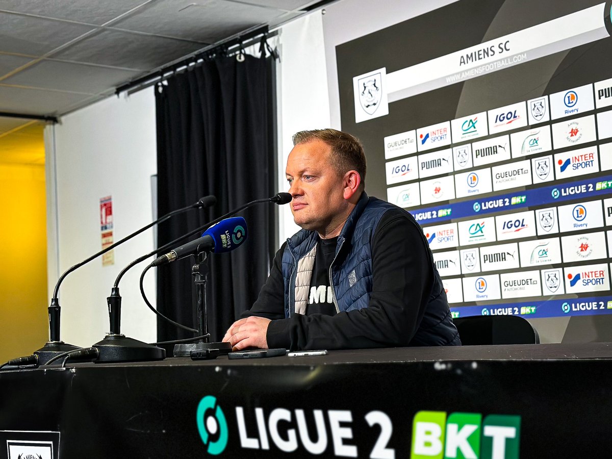 AmiensSC's tweet photo. [Conf d'après match]  

Patrice Descamps🎙️: « Tous unis ! » 
📷 https://t.co/ShRqRqiSU3

#ASCNO[1️⃣-0️⃣]
#FIERSDETREAMIENOIS⚪️⚫️ https://t.co/36PhetoHrd