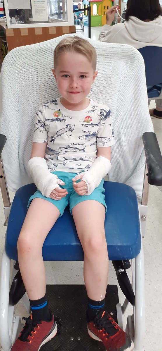 JFCleanUp's tweet photo. Happy Easter everyone.BOTH wrists broken.Smiled for the camera #inagony @ArleyArboretum #stuckingiantmaze #nophonesignal @kidderminsterhosp https://t.co/4c6X0lFLKS