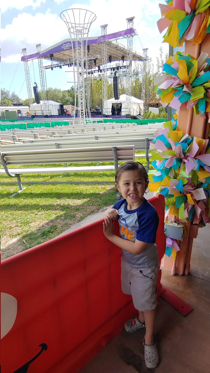 Ryan checking out the sound check before he gets to rock out with <a href="/Freaks4Live/">LIVE</a> tonight! He'd love to hear "Dolphins Cry" &amp; "Lakini's Juice". 🤘🏻🤘🏻 <a href="/BuschGardens/">Busch Gardens Tampa Bay</a>