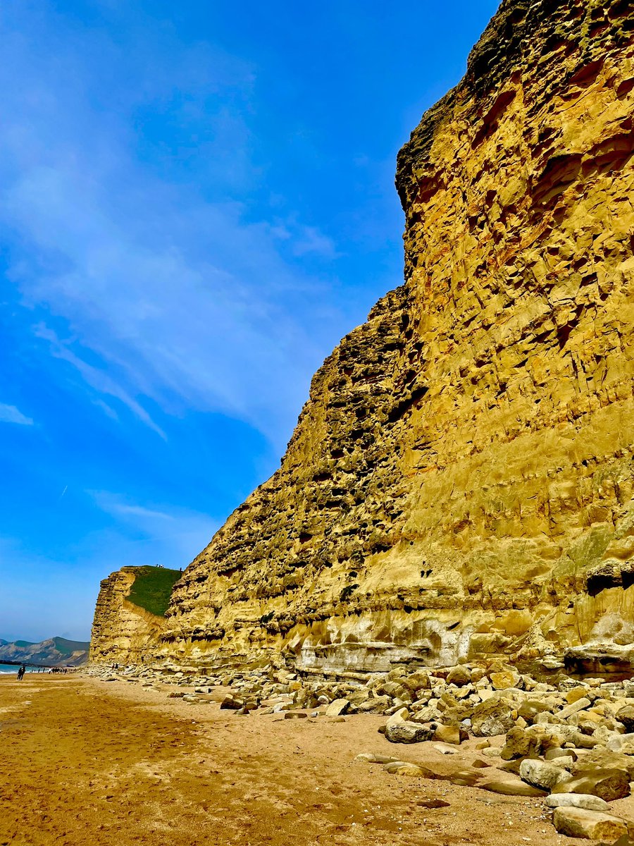 PeteWhite999's tweet photo. Beautiful #Jurassic Coast. 🦖🦕 A lovely stroll along the beach today in the #sunshine.☀️#Dorset #Eype #Bridport #Easter2023 #BankHolidayWeekend https://t.co/bROwHLHP6z