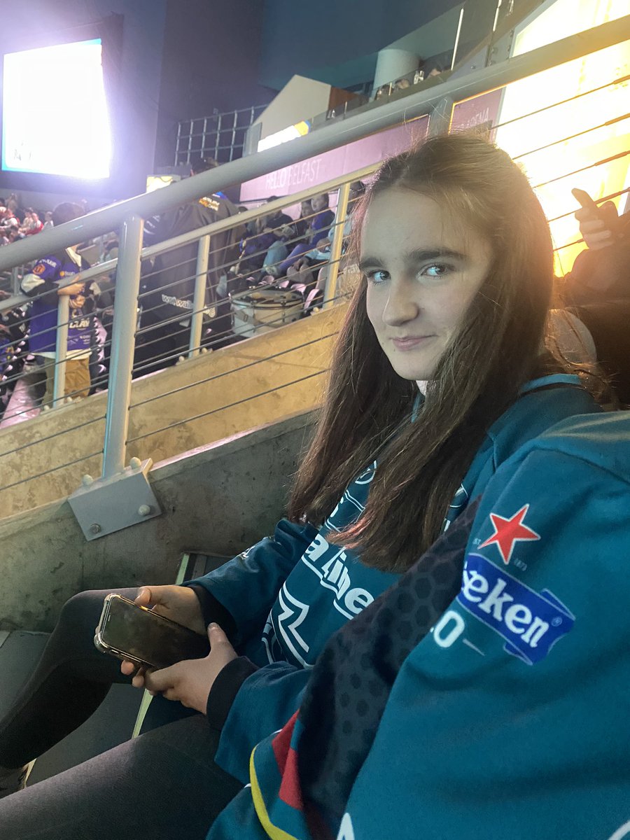 hardwall's tweet image. #giantselfie happy birthday Beth @BelfastGiants