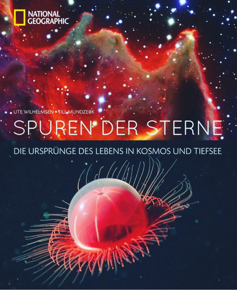 Tipp für heute ist ein wunderbares Buch, das mit faszinierenden Bildern die Ähnlichkeiten von Tiefsee und Weltall zeigt. Taucht mal ein in diese unglaublichen Welten: „Spuren der Sterne“ von Ute Wilhelmsen und Till Mundzeck (National Geographic).