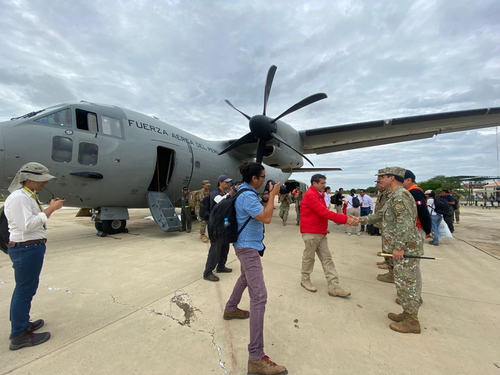fapperu's tweet photo. #NoticiaFAP | Debido a la emergencia provocada por las lluvias en el norte del país, la Presidenta de la República arribó con una delegación de Lima al Grupo Aéreo N° 7, llevando consigo 2.5 toneladas de ayuda humanitaria a los damnificados de la Región Piura. (1/2) https://t.co/UhB3aP5k6I