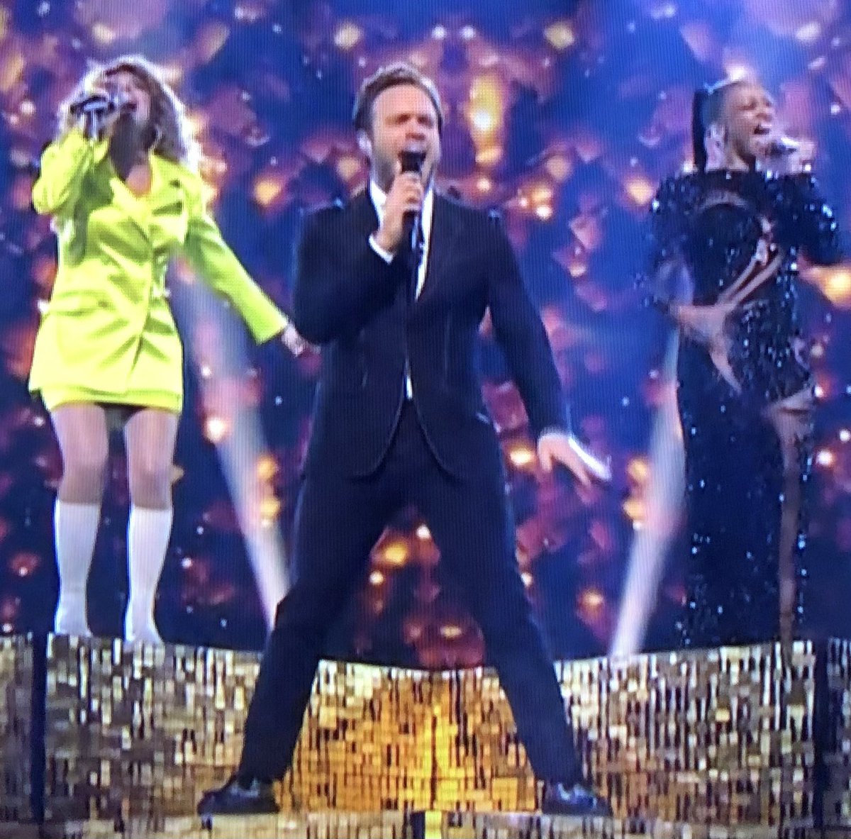 Has Olly Murs got piles or something? Why is he standing with his legs so far apart? He looks uncomfortable 😂
#ollymurs #Starstruck